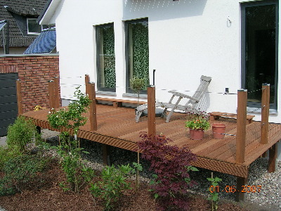 Hochterrasse aus Bankiraiholz und Edelstahlseilen